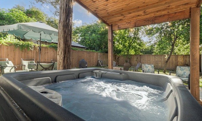 Central Arlington Casa | Walk to Stadium*Hot Tub*Ping Pong*Secured Parking