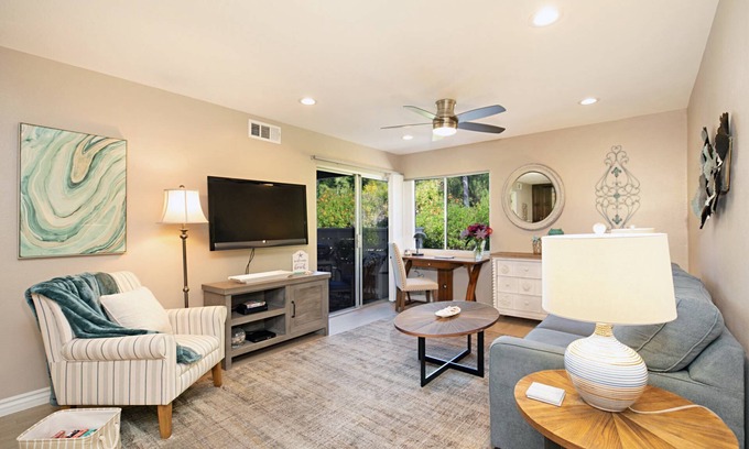 Dana Point Condominio | Walk to Strands Beach - updated, comfortable and quiet