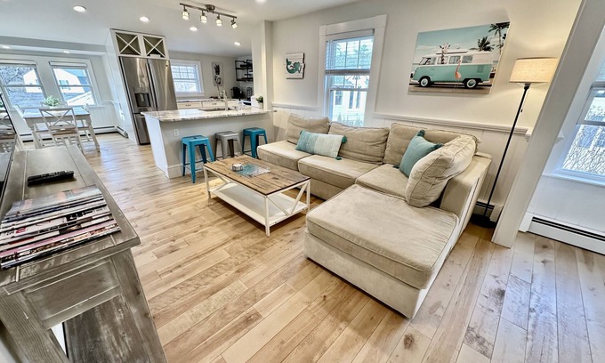 Manchester-by-the-Sea Casa | Walk to town/beach/pickleball courts; cozy & clean