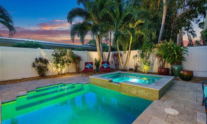 Del-Ida Park Historic District Casa | Walk to The Ave- Heated Pool, Spa, Golden Tee and Putting Green - mins to Beach