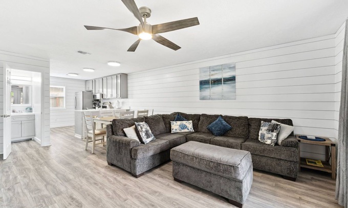 Bahama Beach Condominio | Walk To The Beach, Restaurants & Shipwreck Waterpark - 2.5 Miles From Pier Park