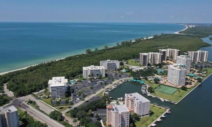 Vanderbilt Beach Condominio | Walk to the beach! 2 Bedroom Condo