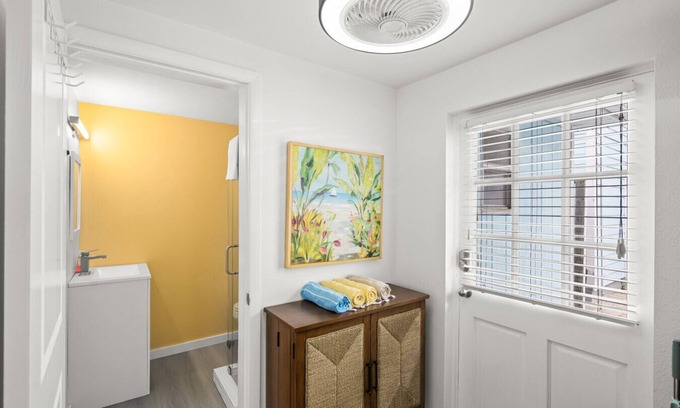 Siesta Key Village Casa | Walk to the Beach and Village- Fiji Villa