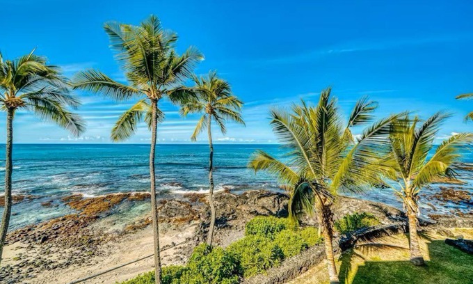 Waimea Condominio | Walk to the Beach! Breezy Big Island Condo with Pool, AC, and Lanai