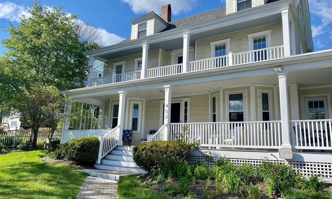 York Harbor Cabaña | Walk to the beach - Beautiful home in York Harbor!