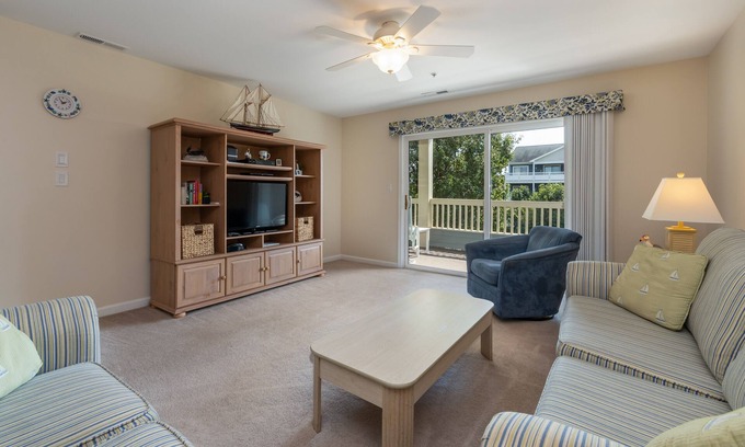 Heron Harbour Isle Condominio | A pie de la playa! Condominio cerca de la bahía con piscina compartida y cancha de tenis.