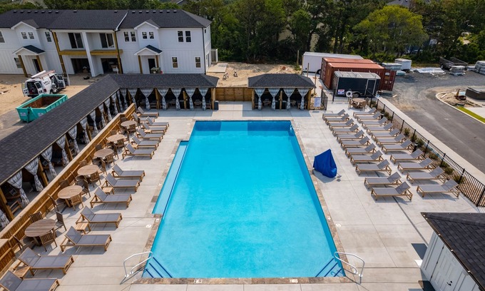 Corolla Light Casa | Walk to the beach, Dogs ok! Huge SW community Pool -Close to all!