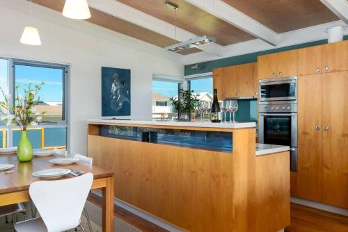 Hayborough Casa | Walk to the beach - Family friendly - Wifi - The Tall House