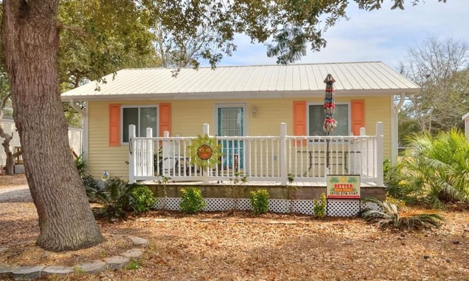 Tranquil Harbour Casa | Walk to the BEACH!!! Great Location-Beautiful, 2 Bedroom/1 Bath Cottage-Sleeps 4