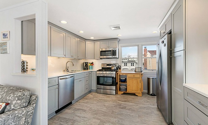 South Beach Haven Casa | 5 Bedroom Updated Home 2 Kitchens & Living Areas! Walk to the Beach in 2 Minute!