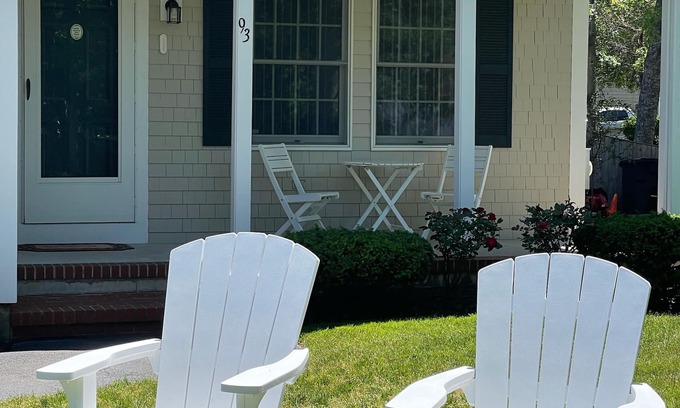 West Hyannisport Casa | WALK TO THE BEACH LUXURY VACATION CENTRAL AIR, KG BEDS, IDEAL FOR LONG STAYS.
