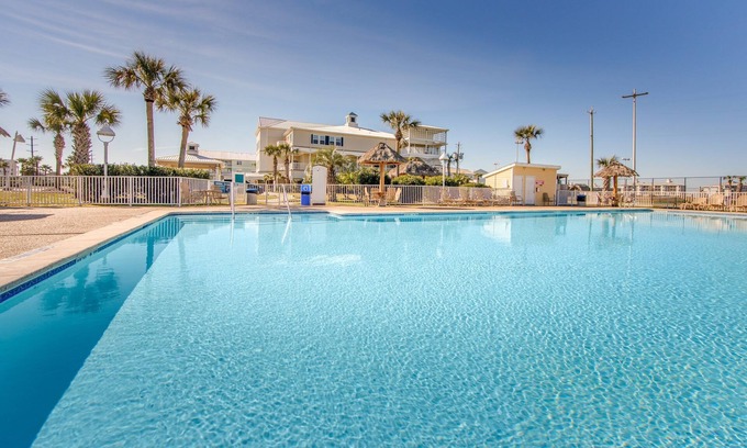 Galveston Apartamento | Walk to the Beach. Pool & Hot Tub. Mini Golf