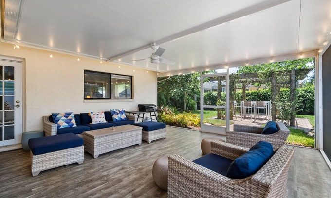 North Naples Casa | Walk to the beach, restaurants, grocery and more! Enjoy all Naples has to offer