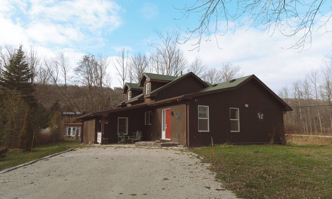 The Blue Mountains Chalet De Esquí | Walk to the Lift, Relax in Comfort – 6 bedroom Blue Mountain Chalet with Hot Tub