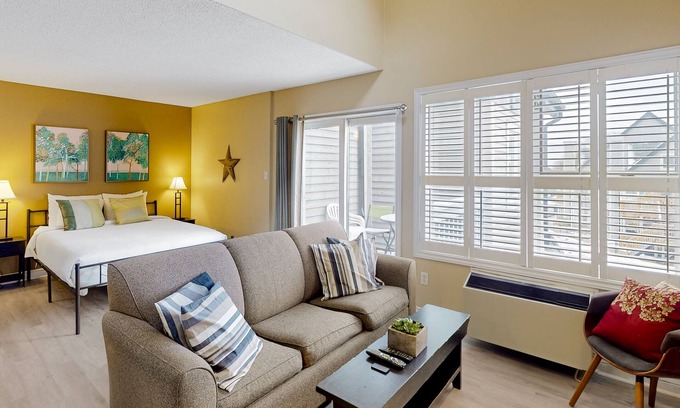 Craigleith Apartamento | Walk to the chair lift Lofty condo w/shared pool & tennis - dogs OK