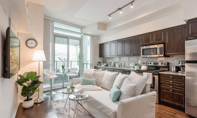 Fort York Condominio | Walk to the CNE, Harbor Front , Lake, Ontario Place, all in ten minutes.