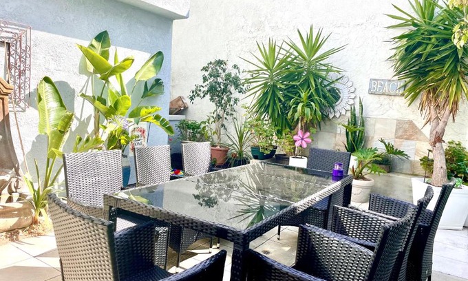 Huntington Beach Villa | Walk to the Huntington beach