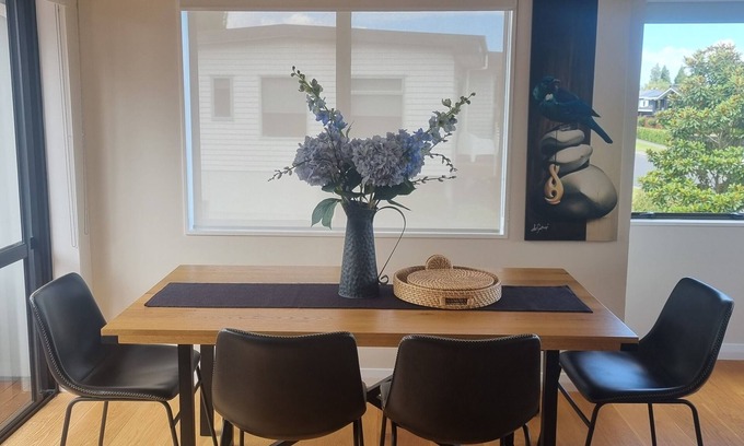 Taupo Casa | Walk to the Lake, or Stay in and Enjoy the View