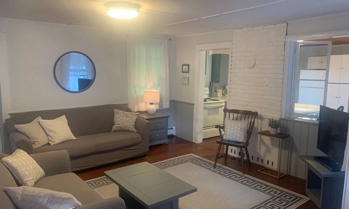 Narragansett Casa | Camine hasta el "malecón" y disfrute de las comodidades del muelle y de 2 pases de playa.