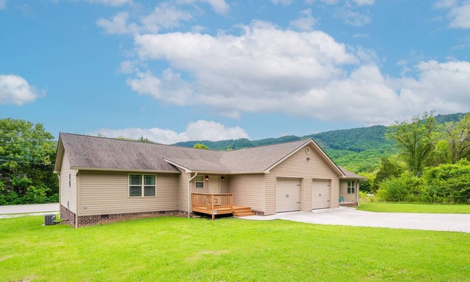 Lookout Valley Neighborhood Association Casa | Walk to the Venue - 10 minutes to Downtown and Lookout Mountain - hiking, biking