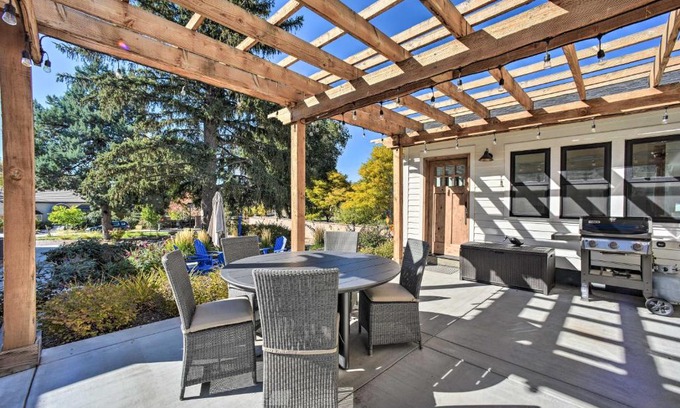 Castle Rock Casa | Walk to Town - Castle Rock Cottage!