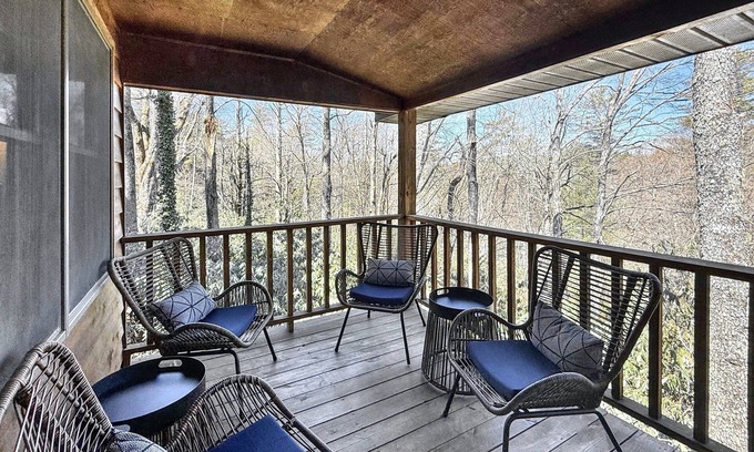 Highlands Cabina | Walk to town,covered deck dining,wood-burning fireplace