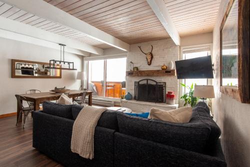 Warrior's Mark Casa | WALK to Town, Hikes, & Ski Lift! Pool & Hot Tubs!