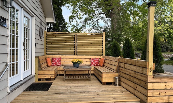 Hendersonville Apartamento | Comodidad y encanto - ¡Camina hasta la ciudad!