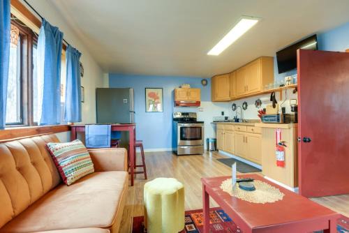 Vernon Apartamento | Walk to Trails Artsy Mtn-View Getaway in Vernon!