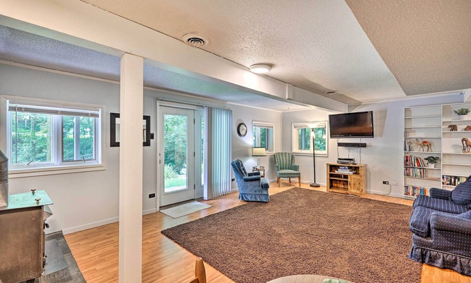 Roan Mountain Cabina | Walk to Trails: Creekside Roan Mountain Cabin
