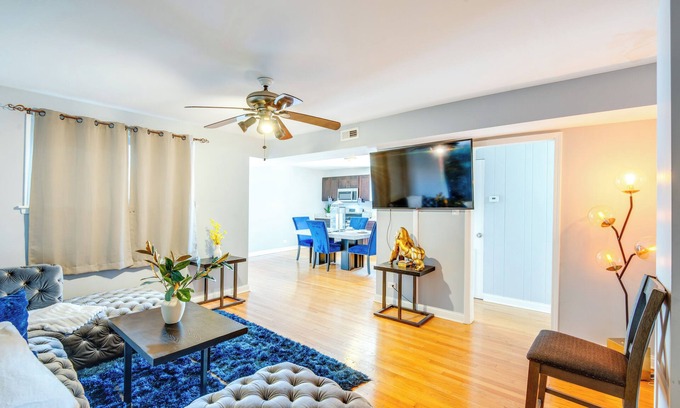 Ashburn Apartamento | Walk to Train & Bus: Updated Chicago Apartment