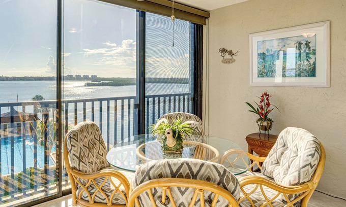 Siesta Key Condominio | Walk to Turtle Beach! Bayfront Unit w/Pool & Dock