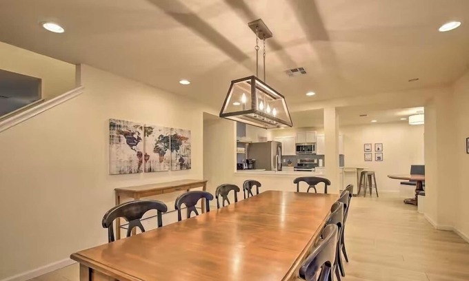 San Marcos Casa | 2 kings, Walk to TX State-0.7 miles! Firepit, gril