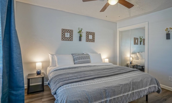 University Heights Apartamento | Walk to UNM, 1bd/1ba, Clean!