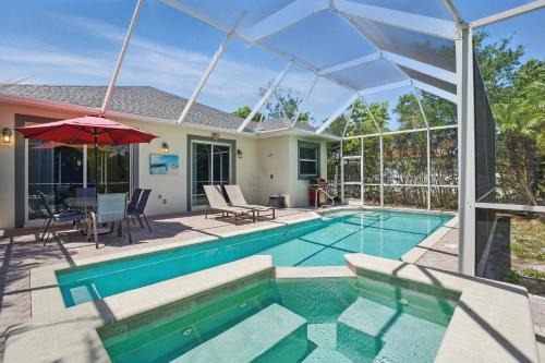 Naples Park Casa | Walk to Vanderbilt Beach & Relax in the Pool