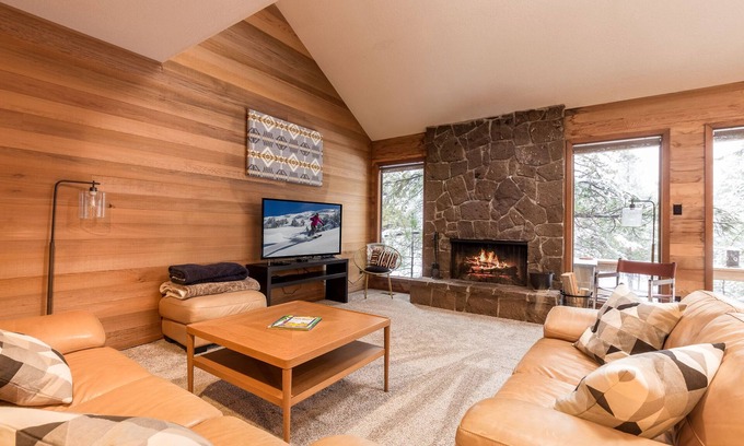 Sunriver Casa | Walk to village AC+Loft+Sauna+HotTub+SHARC Passes+Pet & Kid Friendly