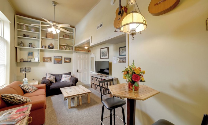 Saugatuck Apartamento | Walk to Water St & River: Quaint Saugatuck Apt