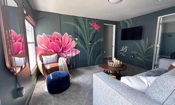 Washington Street Historic District Casa | Walk to Wesleyan & Dwtn - New hot tub with outdoor TV
