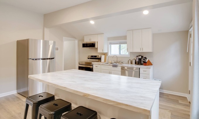 Bowling Green Casa | Walk to WKU, Bars & Dining! Updated Duplex Home