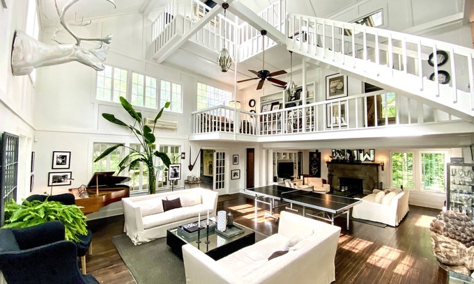 Woodstock Casa | A pie de Woodstock, Streamside W / en la piscina de tierra