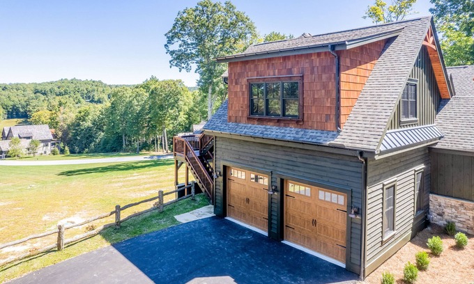 Glenville Apartamento | Walk-up apartment with resort amenities: firepit, sports courts & hiking