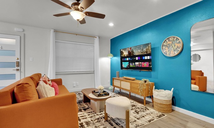 Clarksville Apartamento | Walkable 2Bedroom Austin Stay-King Bed,Pet Friendly,Free Parking,Pool,Sleeps10