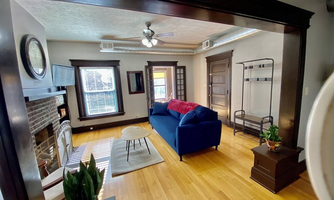 Joslyn Castle Condominio | Walkable 2br condo in quiet historic neighborhood