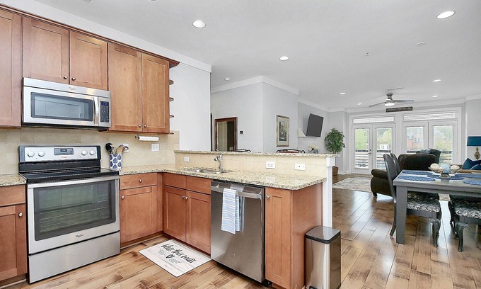 Davidson Condominio | Walkable Davidson, Penthouse all on one level with no stairs
