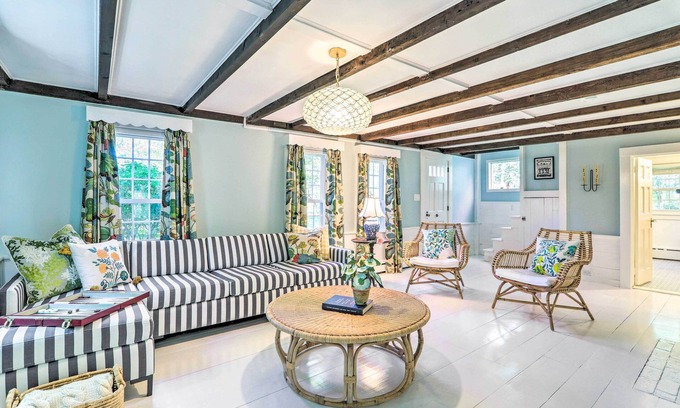Dennis Cabaña | Walkable Dennis Cottage: 'The Blue Scallop'