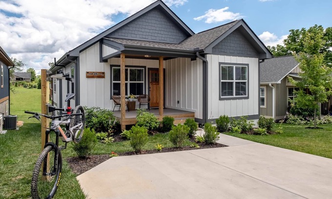 Brevard Casa | Valley Bear Downtown 131 -Walk to Main st. Brand New Build!