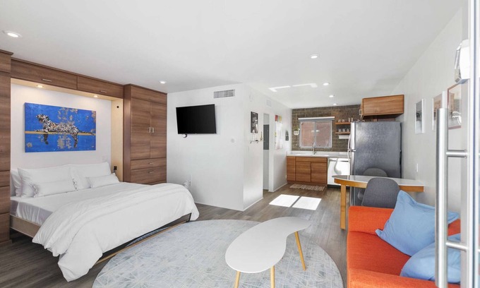 Roosevelt Condominio | Walkable DTPH Studio w/ Pool and Parking