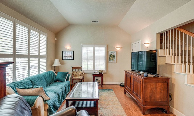 Stockton Casa | Walkable Miracle Mile Retreat w/ Peaceful Patio
