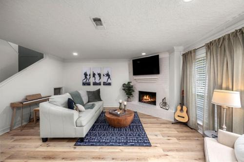 Montrose Casa | Walkable Montrose 2BR Music Retreat Sleeps 10