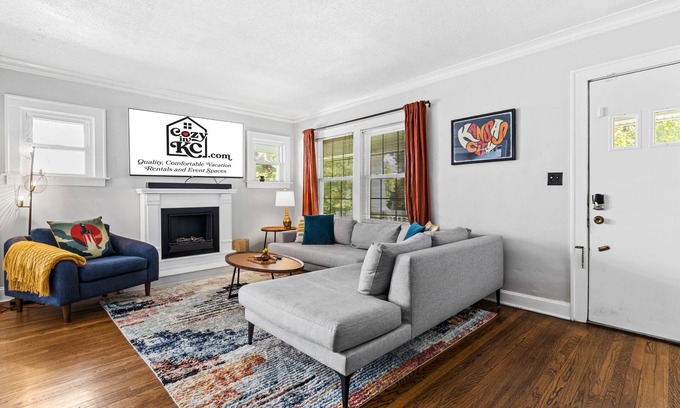 West Plaza Casa | Walkable Plaza Perch + Gym